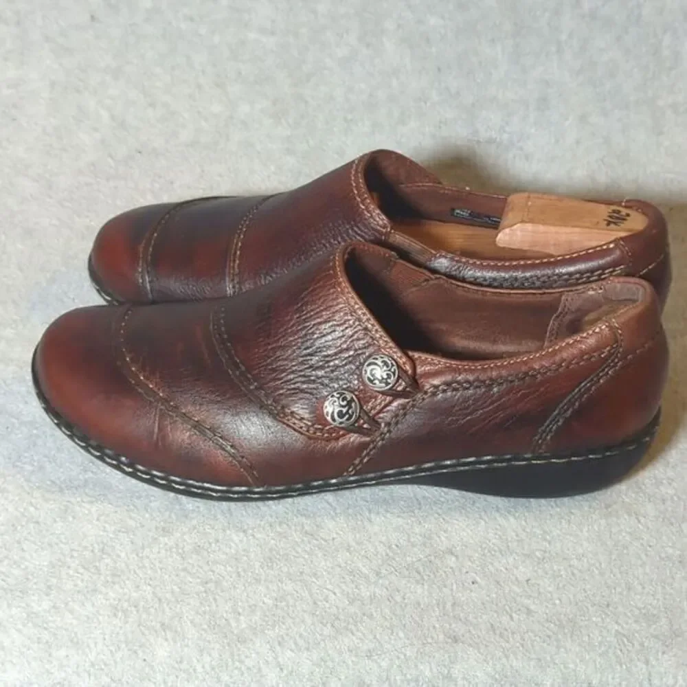 Clarks Bendables Women's‎ Sz 10M Leather W/ Silver Buttons Brown Slip on Shoes